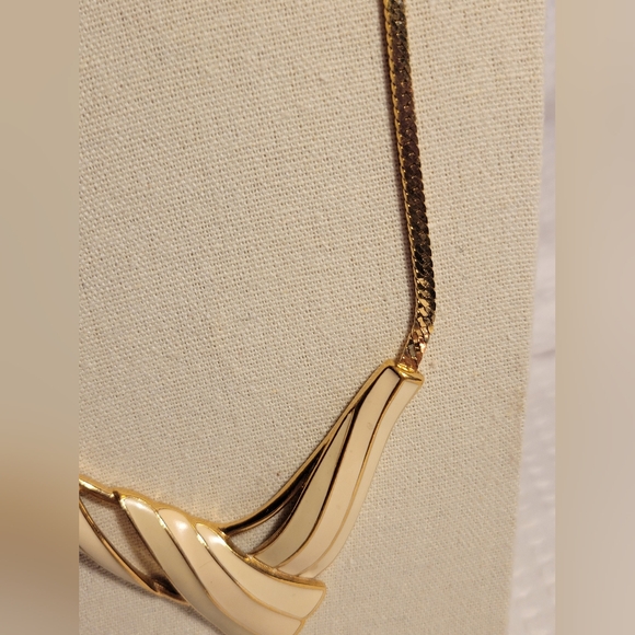 Trifari Gold Tone Statement Necklace With Cream Enamel Vintage - Picture 4 of 8
